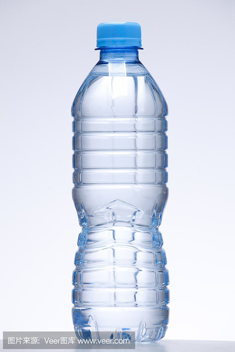 蓝色瓶子的水